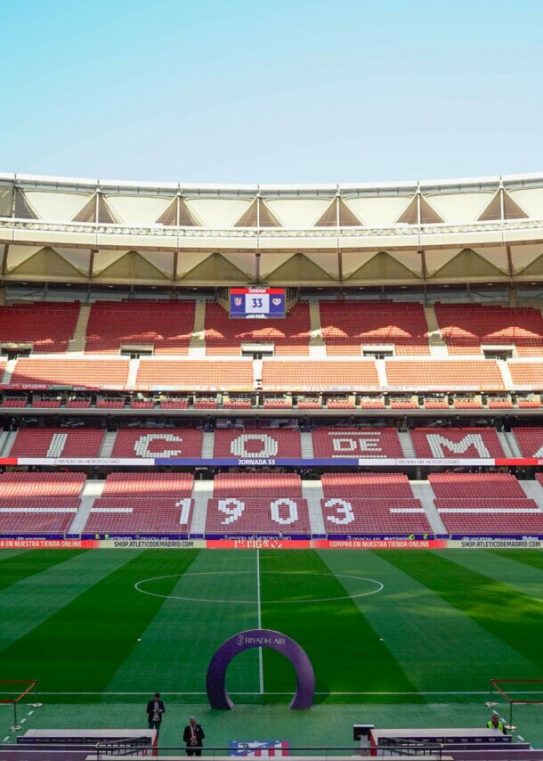 Blick auf das Stadion Metropolitano in Madrid. Rasenfläche mit Linien und einem großen lila Kreis in der Mitte.