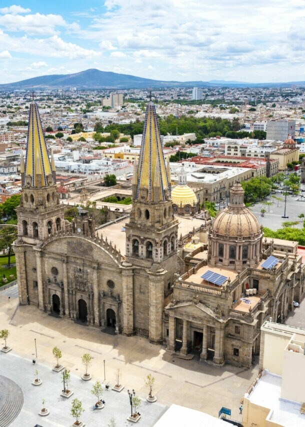 Blick von oben auf die Kathedrale von Guadalajara City, im Hintergrund Häuser der Stadt.