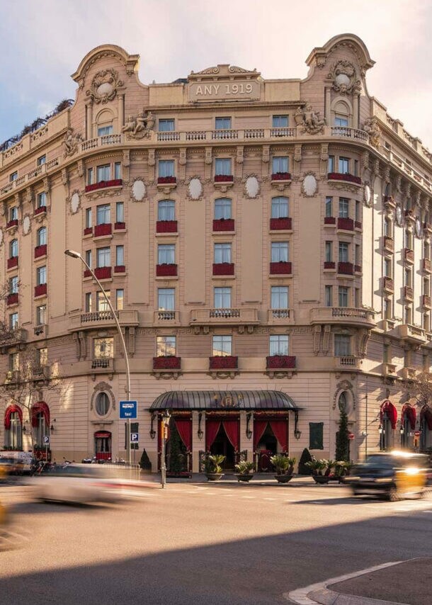 Außenfassade eines luxuriösen Grandhotels an einer Straßenkreuzung in Innenstadtlage.