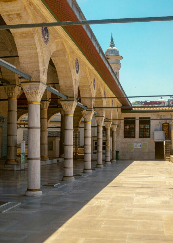 Eingangsbereich mit Säulengang zu einer Moschee.