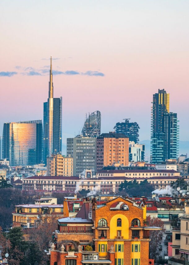 Blick auf die Skyline von Mailand mit modernen Hochhäusern im Hintergrund.