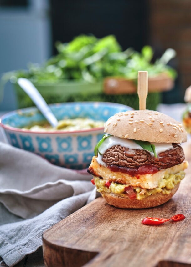 Kleine Burger mit Champignon-Pattys auf einem Brett.