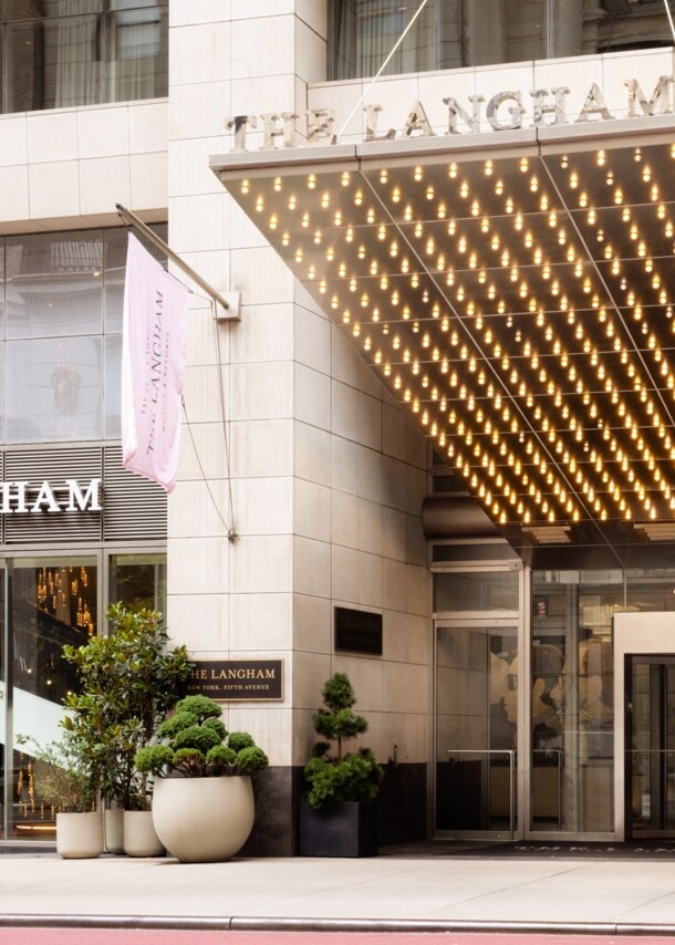 Auenfassade mit Eingangsbereich des Luxushotels The Langham.