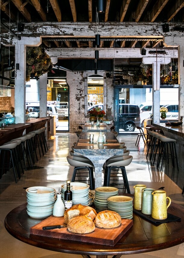 Modernes Restaurant im Industrie-Stil mit offener Küche und Bar.