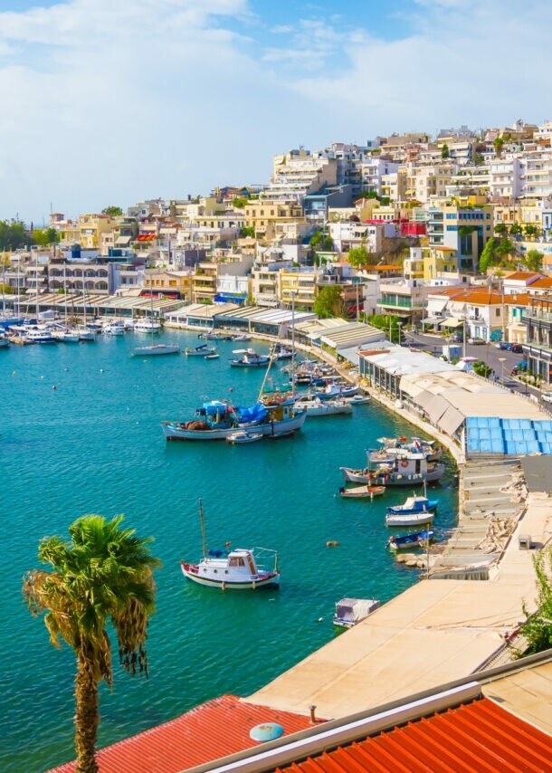 Ein malerischer, ehemaligen Fischerhafen, der zu einem lebendigen Hotspot mit Tavernen, Bars und Yachten umgestaltet wurde.