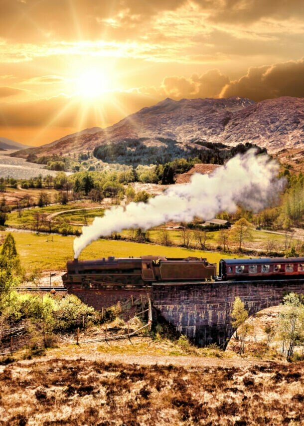 Der Jacobite Steam Train fährt über das Glenfinnan Viaduct in Schottland.
