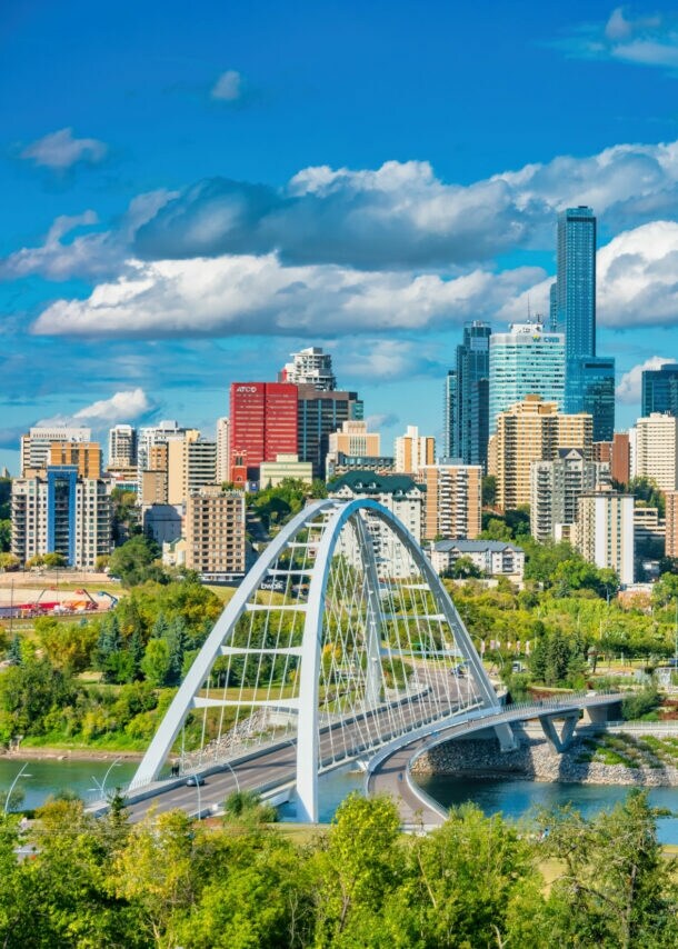 Skyline von Edmonton im Sommer mit der bekannten Walterdale Brücke im Vordergrund.