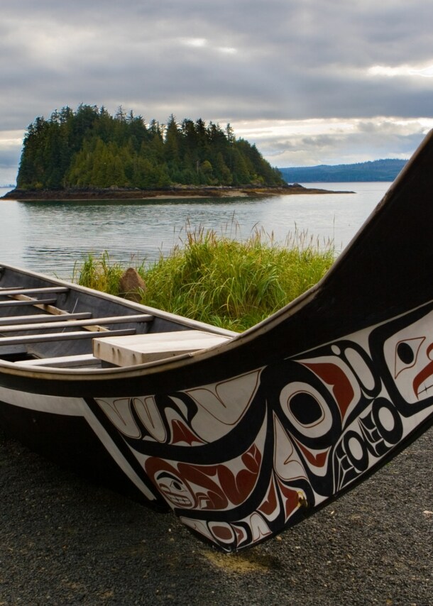 Ein traditionell bemaltes Kanu ruht an der Küste von Haida Gwaii.