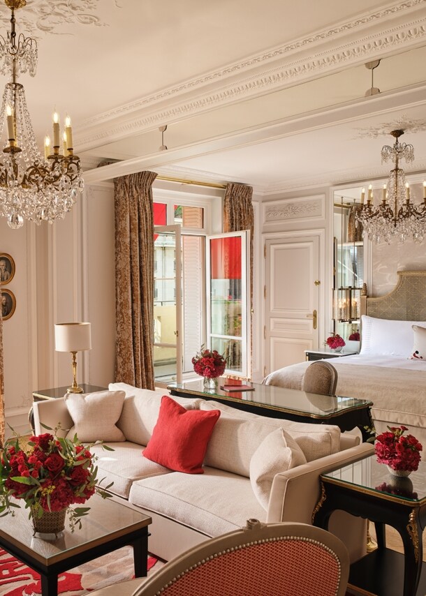 Luxuriöse Hotelsuite mit Kronleuchtern und Balkon in Innenstadtlage.