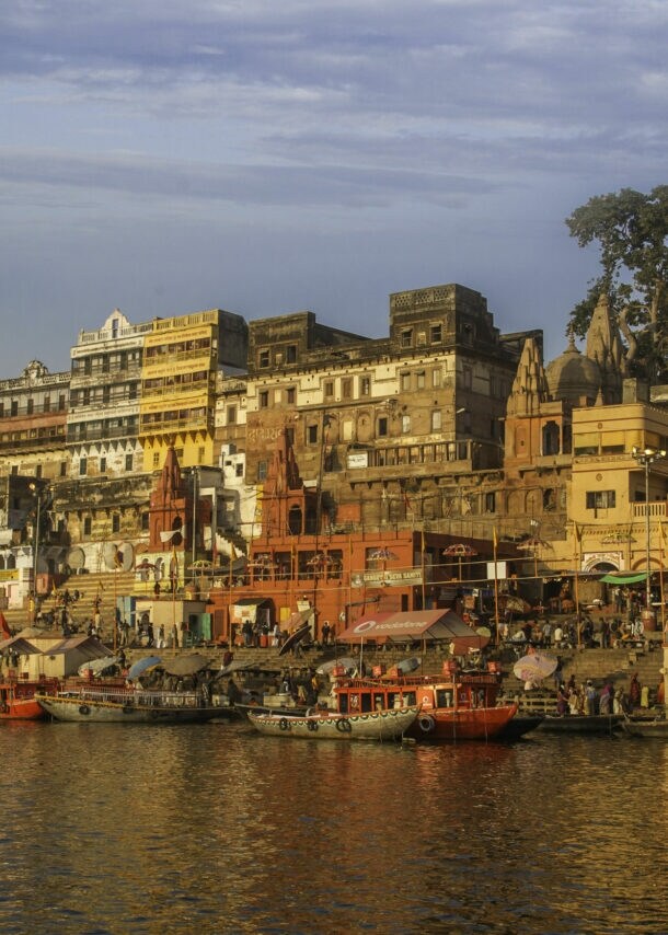 Blick auf Varanasi am Morgen vom Ganges aus.