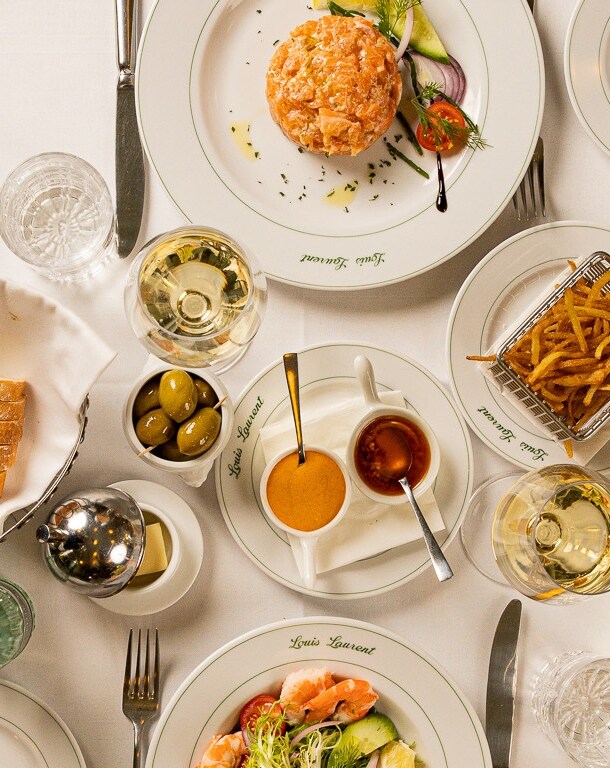 Ein gedeckter Tisch in einem Restaurant