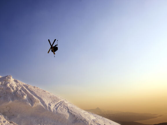 Ein Skiläufer springt