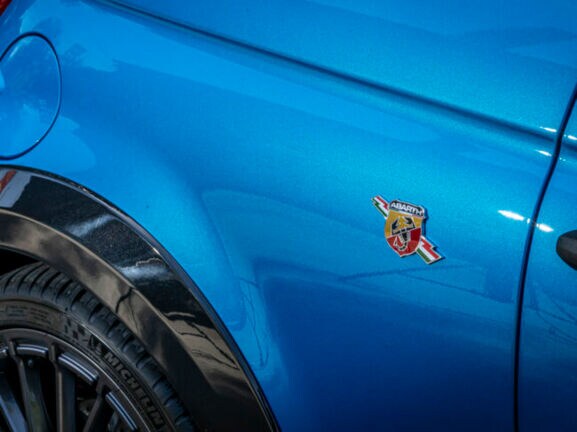 Detail eines blauen Sportautos