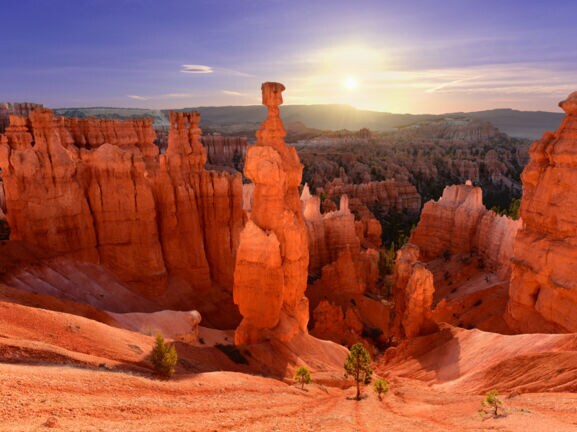 Bryce-Canyon-Nationalpark mit Felsformationen bei Sonnenaufgang