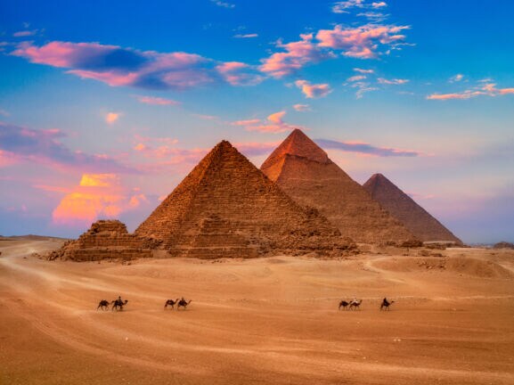 Die Pyramiden von Gizeh im Sonnenuntergang