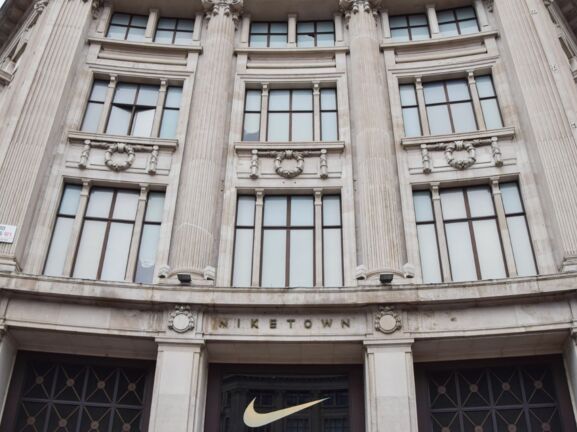 Fassade eines Nike Stores in London