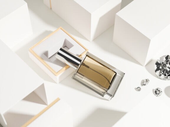 Eine Parfümflakon auf weißem Hintergrund