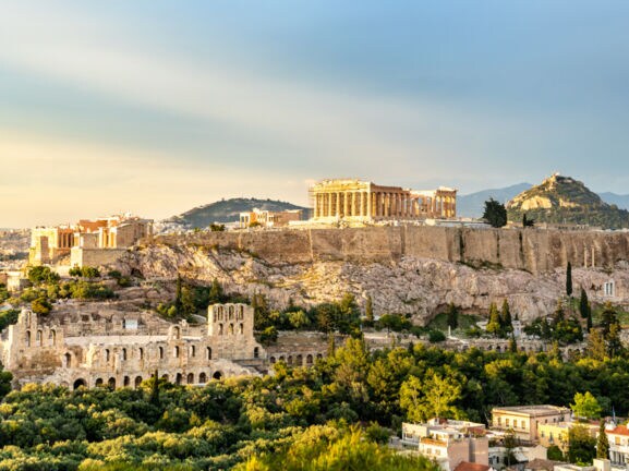 Der Burgberg Akropolis mit antiken Tempelanlagen in Zentrum Athens