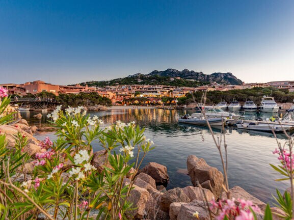 Blick auf den Hafen und Boote von Porto Cervo