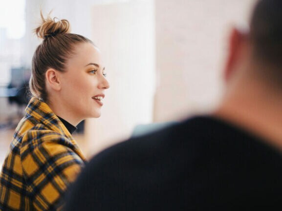 Konzentrierte Junge Frau in einer Geschäftsbesprechung