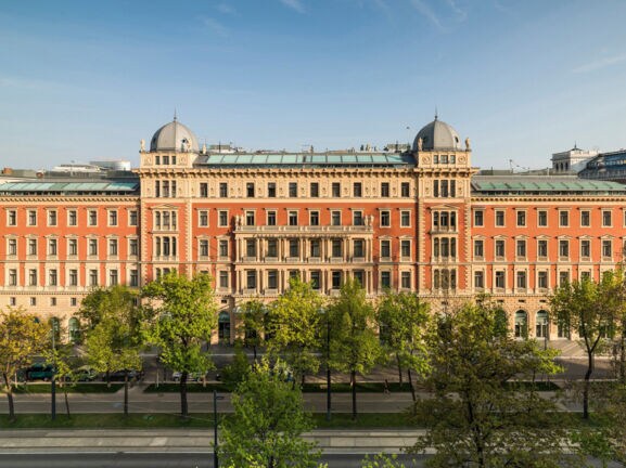 Grandhotel in einem Gebäude im Stil der Neurenaissance im Stadtzentrum.