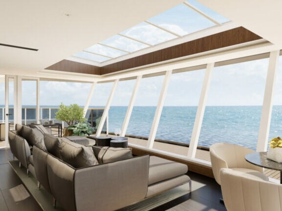 Interieur der luxuriösen Skyview Regent Suite mit großem Doppelbett, Sofa und Design-Objekten.