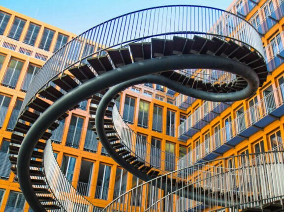 Endlose Treppe von Olafur Eliasson im Innenhof des KPMG-Gebäudes, spiralförmige Treppe ohne Anfang oder Ende