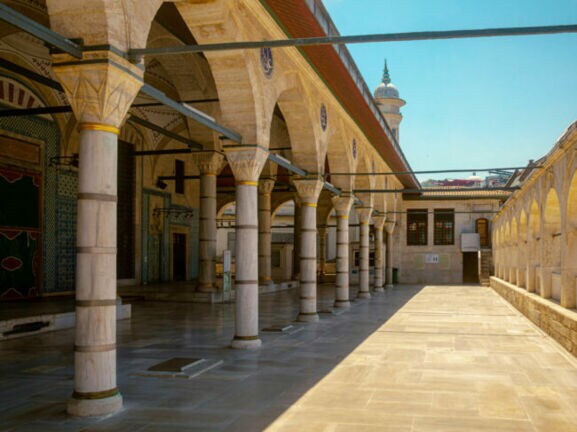 Eingangsbereich mit Säulengang zu einer Moschee.