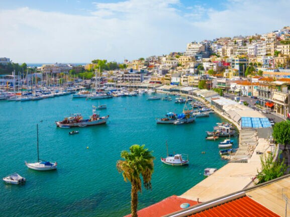 Ein malerischer, ehemaligen Fischerhafen, der zu einem lebendigen Hotspot mit Tavernen, Bars und Yachten umgestaltet wurde.