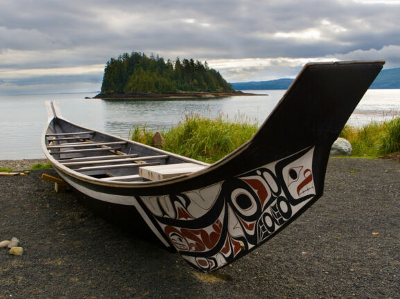 Ein traditionell bemaltes Kanu ruht an der Küste von Haida Gwaii.