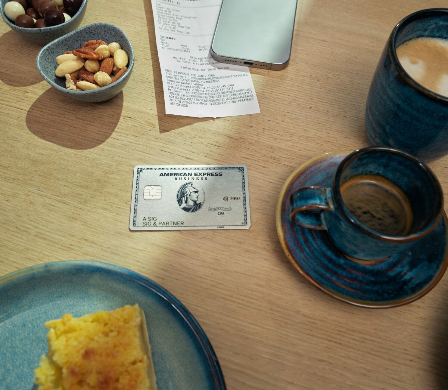 Amex_SBS_PLT_Q2_GetMyInvoices_v2_Sideshots_1396