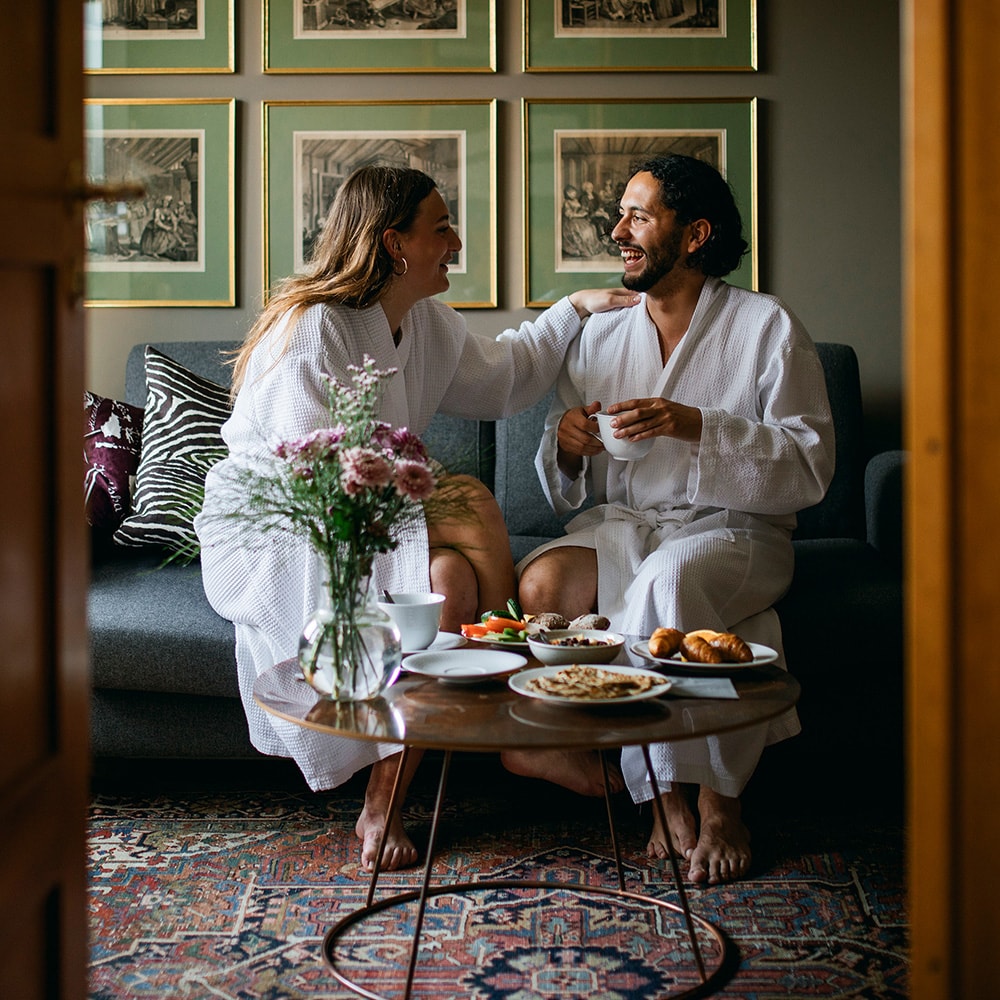 Tile-Gold-Card-Hotel