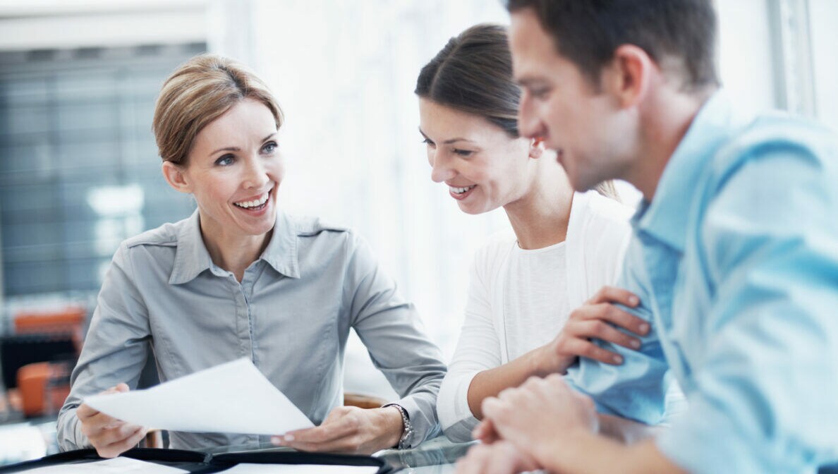 Ein Ehepaar lässt sich bei der Baufinanzierung beraten