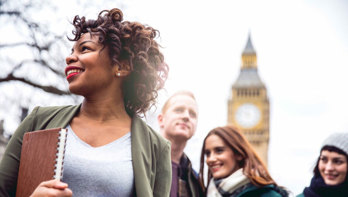 Junge Menschen in London mit dem Big Ben im Hintergrund