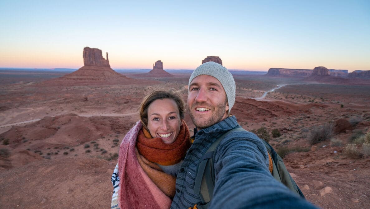 Selfie eines jungen Paares bei Sonnenaufgang in der Nähe von Monument Valley in den USA