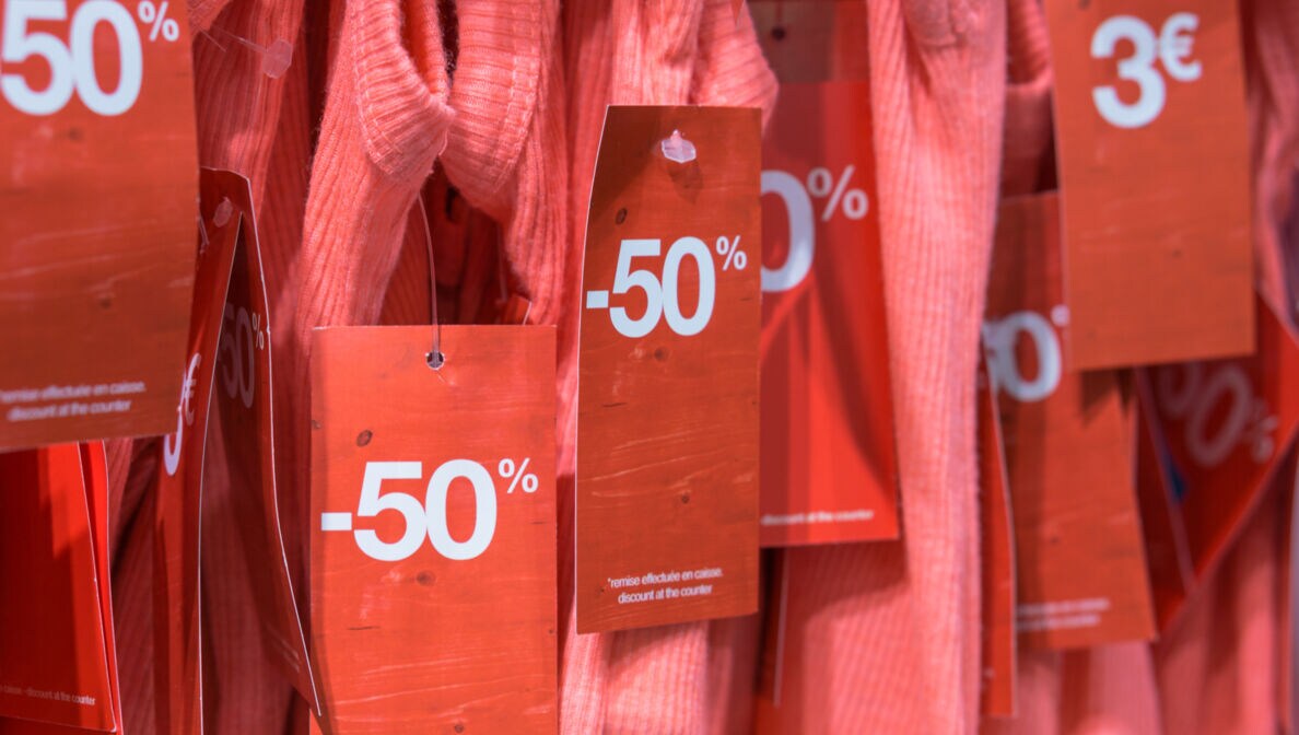 Stark reduzierte Textilien im Einzelhandel.
