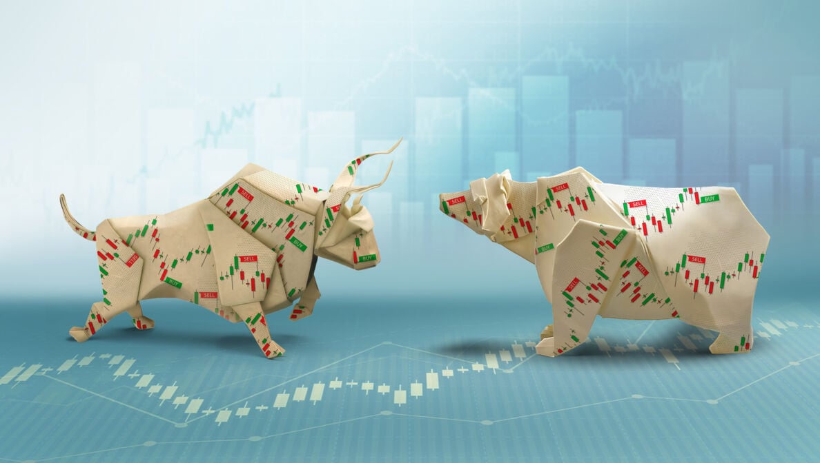 Bulle und Bär als Origamifiguren auf der Illustration eines Börsencharts