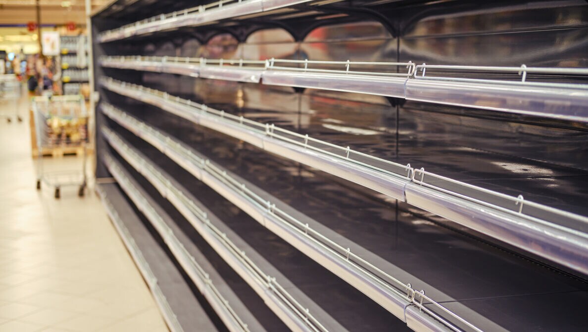 Leere Supermarktregale