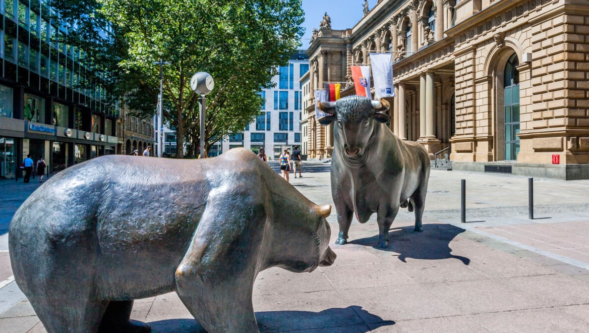 Statuen von Bulle und Bär vor der Börse in Frankfurt am Main