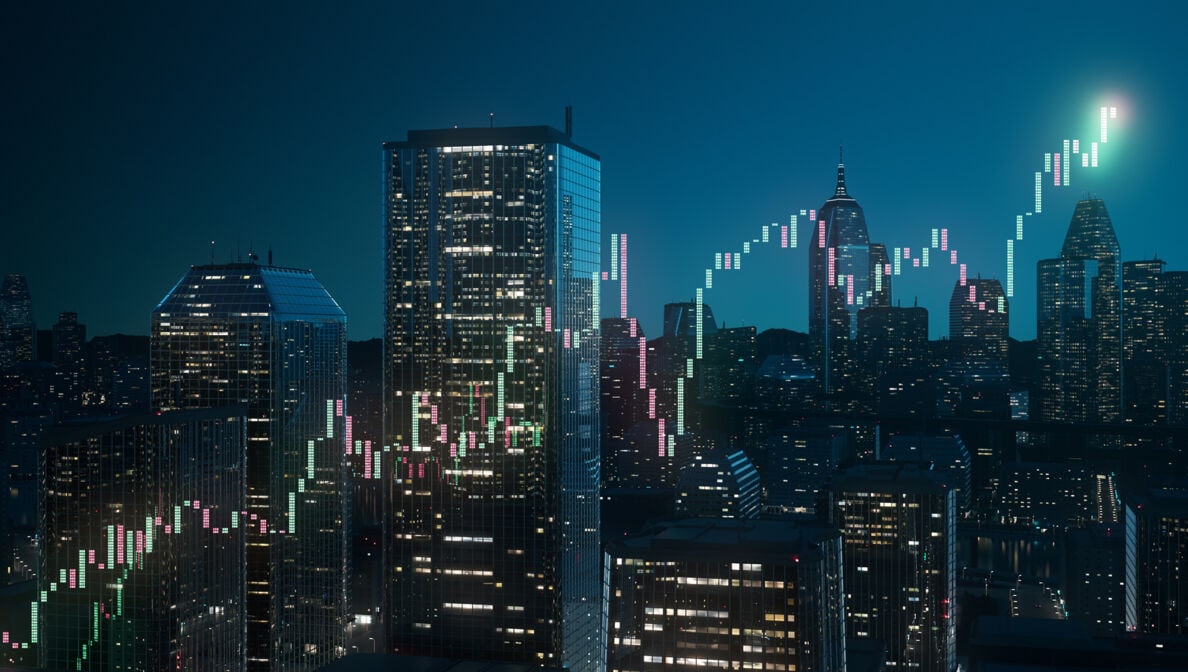 Leuchtendes Aktienchart zwischen Wolkenkratzern bei Nacht