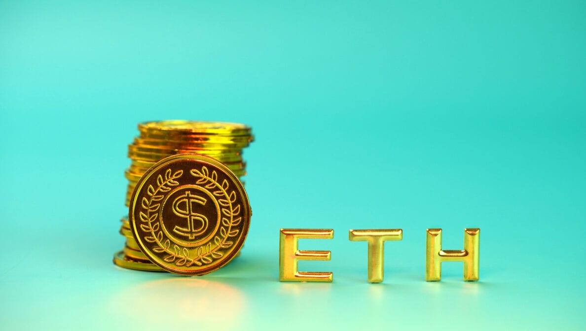 Eine Darstellung der Kryptowährung Ethereum als echte Münze aus Metall.
