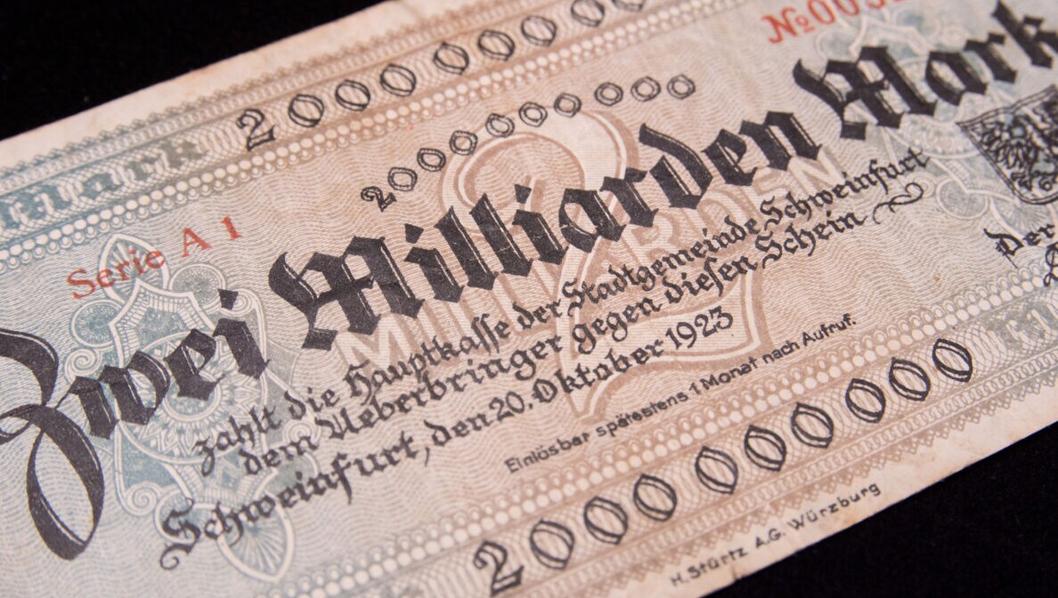 Schuldschein über zwei Milliarden Mark aus dem Jahr 1923, der durch die Hyperinflation gerade einmal einen Laib Brot wert war