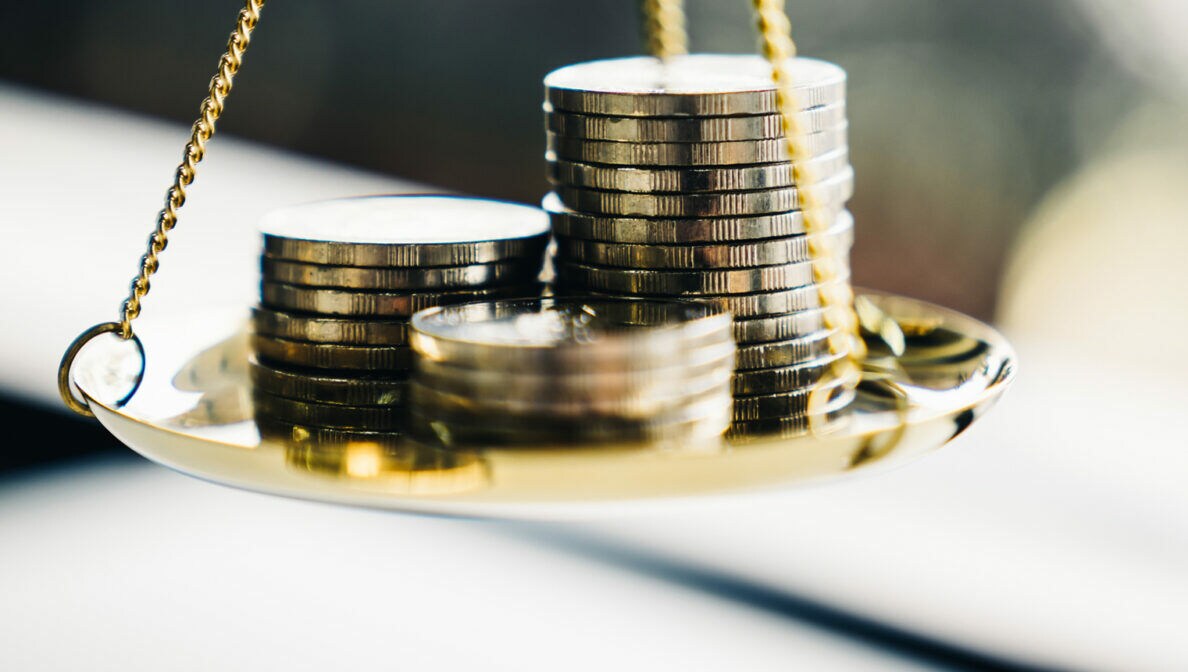 Münzstapel in einer Waagschale