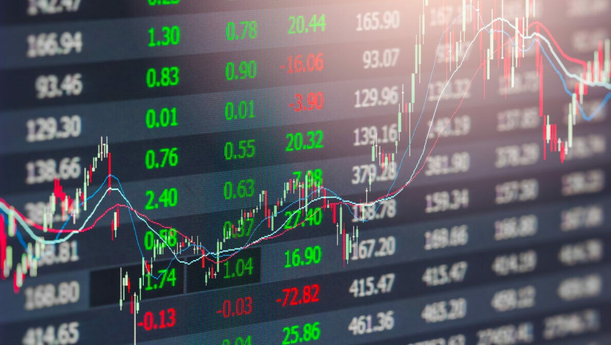 Zahlen aus einem Börsenindex sowie ein Aktienkurs übereinandergelegt.
