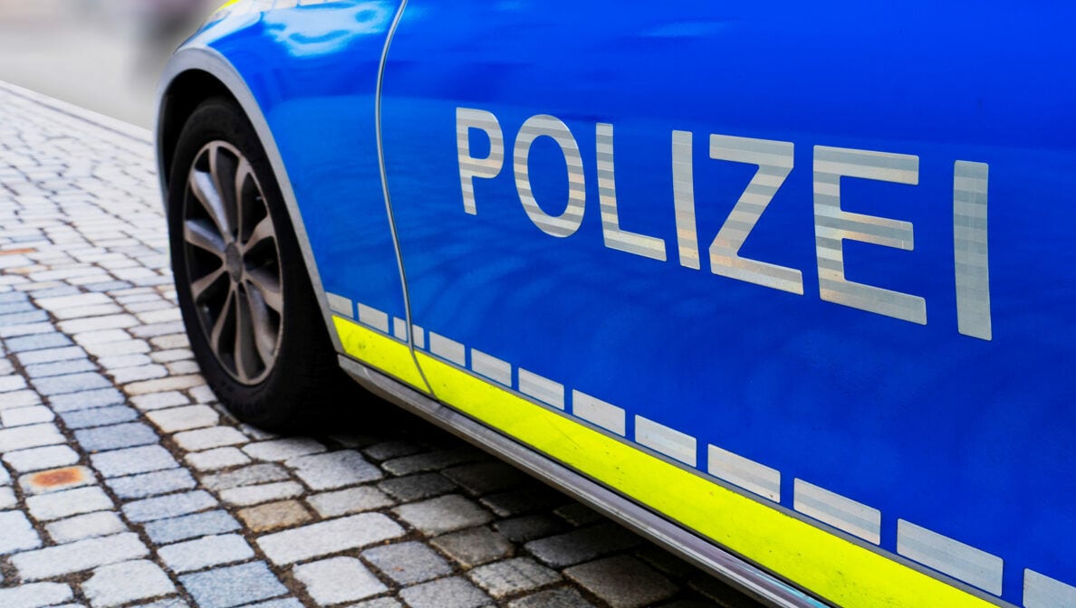 Detailaufnahme der Fahrertür eines deutschen Polizeiautos