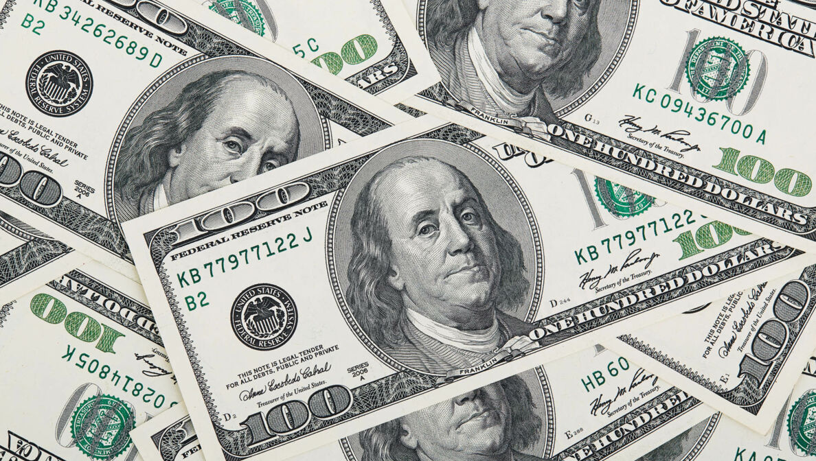 Übereinandergelegte Dollarscheine