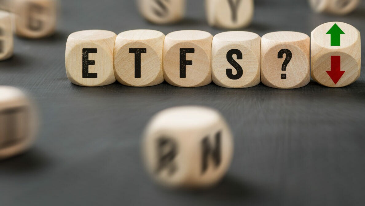 Mehrere Holzwürfel zeigen die Buchstaben ETFS sowie ein Fragezeichen und einen roten und grünen Pfeil