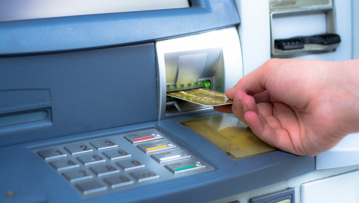 Nahaufnahme eines Geldautomaten, in den gerade eine Bankkarte geschoben wird