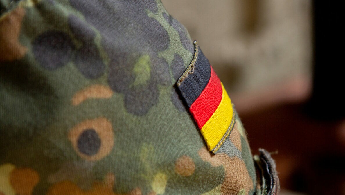 Detailaufnahme eines Tarnanzugs mit deutschem Flaggenabzeichen