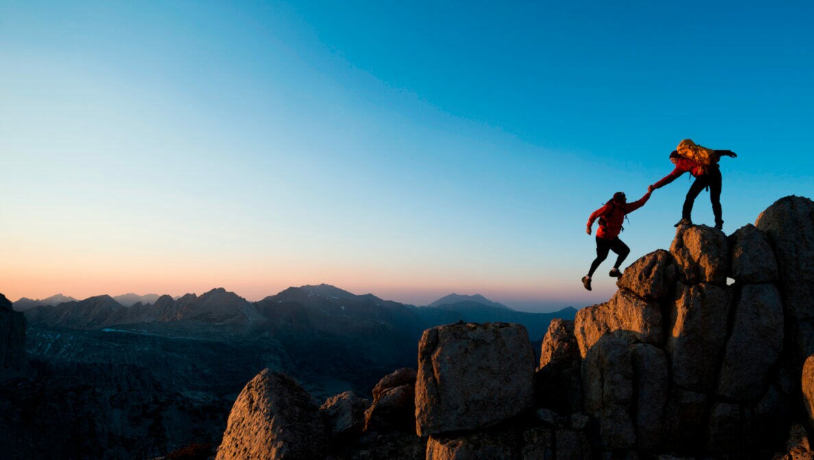 Zwei Personen auf einem Berggipfel